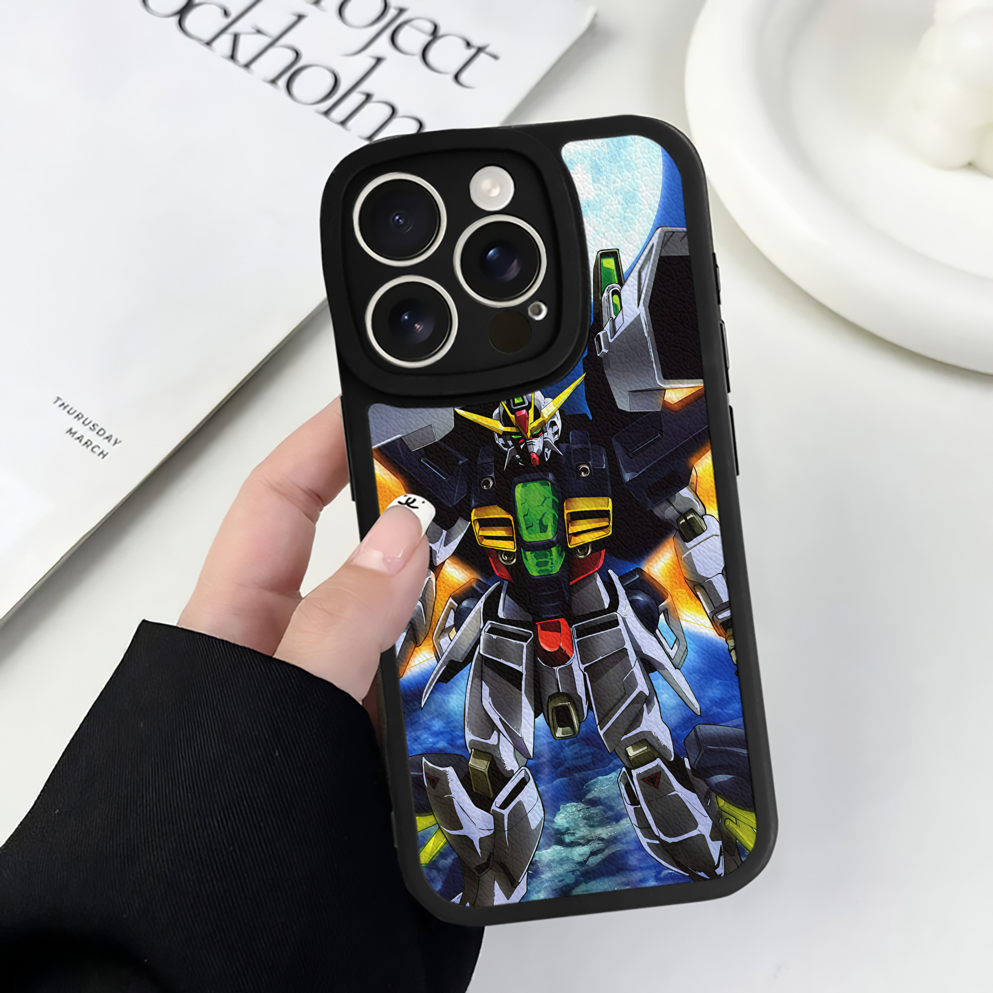 （画像用） 機動戦士ガンダム Mobile Suit Gundam 【iPhone 16シリーズ対応】シリコンスマホケース（レザー調） 材質：シリコン
